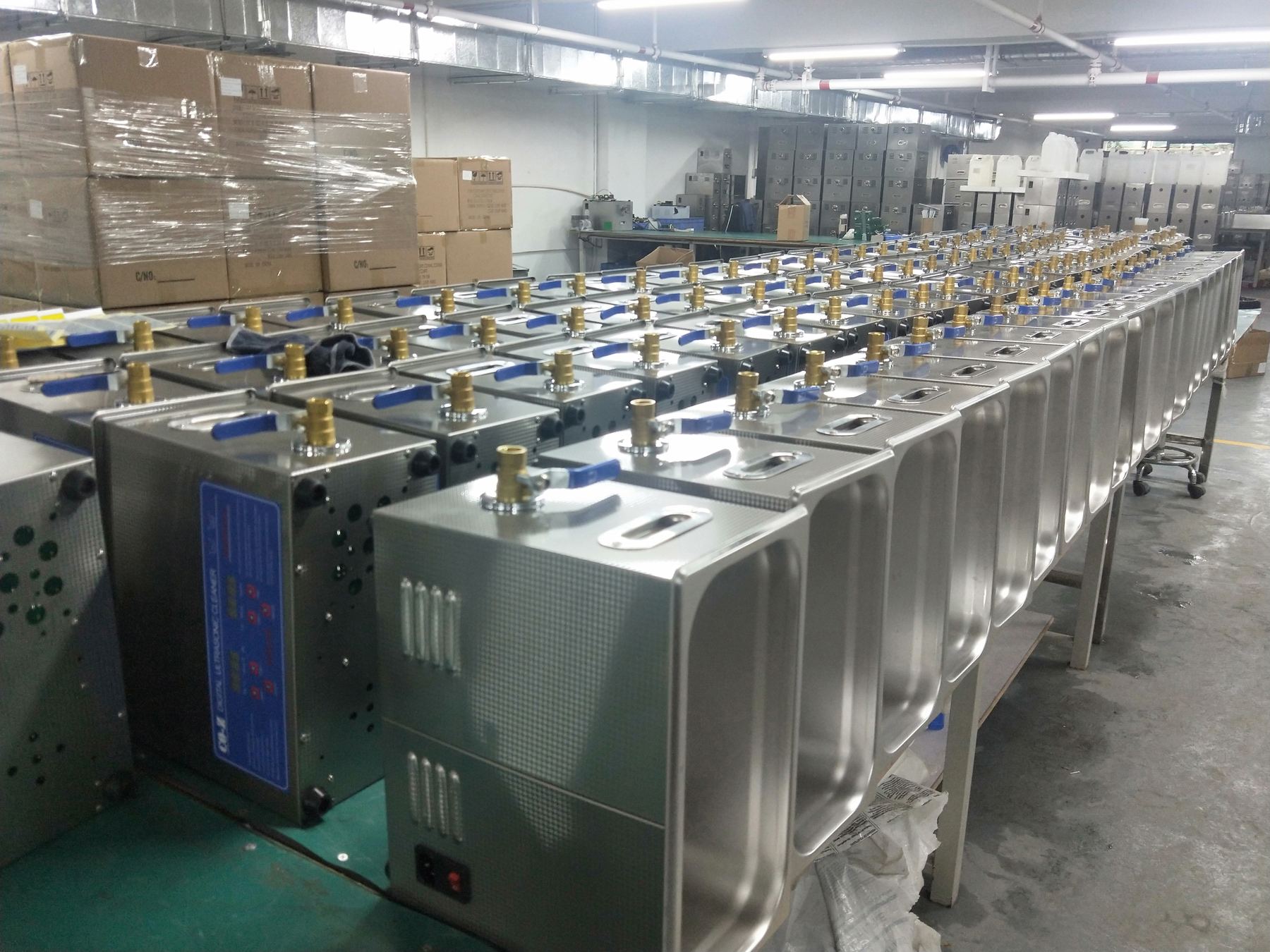 Tabletop ultrasonic cleaner generators assembled in batches